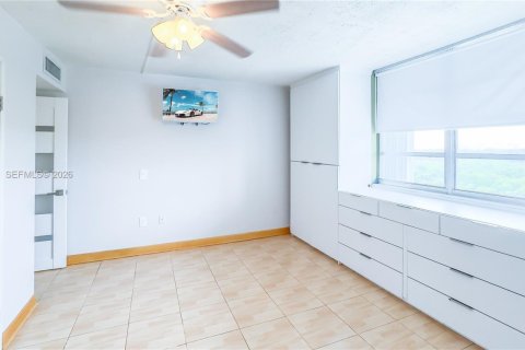 Condo in North Miami Beach, Florida, 1 bedroom № 2189035 - photo 15