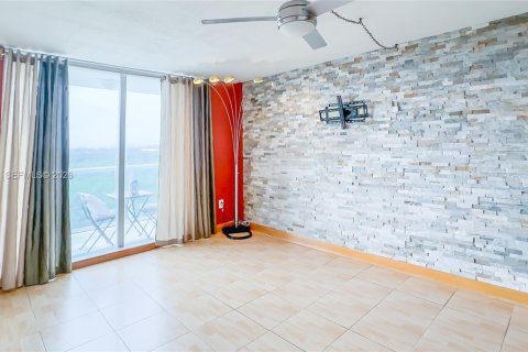 Condo in North Miami Beach, Florida, 1 bedroom № 2189035 - photo 10