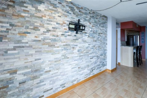 Condo in North Miami Beach, Florida, 1 bedroom № 2189035 - photo 9