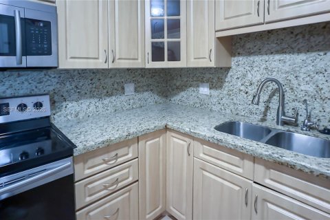Condo in North Miami Beach, Florida, 1 bedroom № 2189035 - photo 4