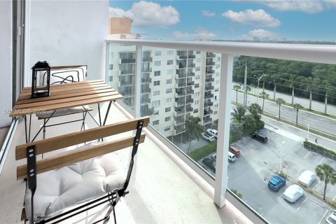 Condo in North Miami Beach, Florida, 1 bedroom № 2189035 - photo 11