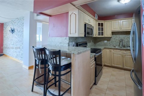 Condo in North Miami Beach, Florida, 1 bedroom № 2189035 - photo 7
