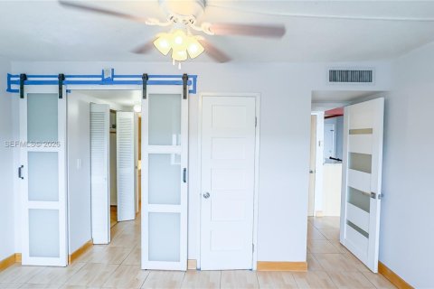 Condo in North Miami Beach, Florida, 1 bedroom № 2189035 - photo 17