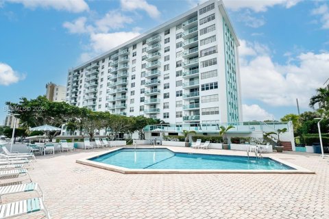 Condo in North Miami Beach, Florida, 1 bedroom № 2189035 - photo 29