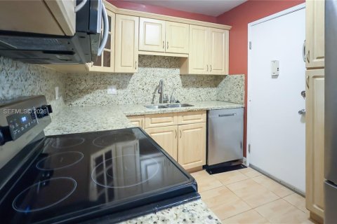 Condo in North Miami Beach, Florida, 1 bedroom № 2189035 - photo 3