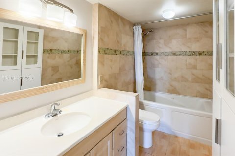 Condo in North Miami Beach, Florida, 1 bedroom № 2189035 - photo 18