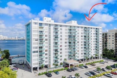Condo in North Miami Beach, Florida, 1 bedroom № 2189035