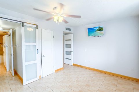 Condo in North Miami Beach, Florida, 1 bedroom № 2189035 - photo 16