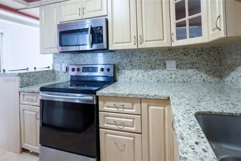 Condo in North Miami Beach, Florida, 1 bedroom № 2189035 - photo 5