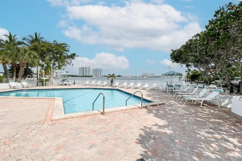 Condo in North Miami Beach, Florida, 1 bedroom № 2189035 - photo 28