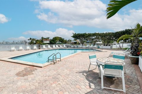 Condo in North Miami Beach, Florida, 1 bedroom № 2189035 - photo 27