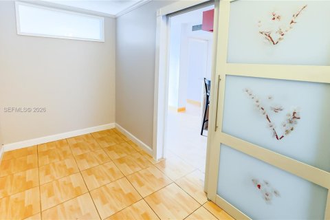 Condo in North Miami Beach, Florida, 1 bedroom № 2189035 - photo 25