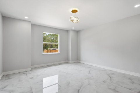House in Clewiston, Florida 3 bedrooms, 187.66 sq.m. № 2083355 - photo 20