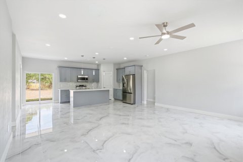House in Clewiston, Florida 3 bedrooms, 187.66 sq.m. № 2083355 - photo 8