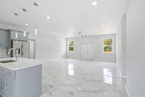 House in Clewiston, Florida 3 bedrooms, 187.66 sq.m. № 2083355 - photo 6