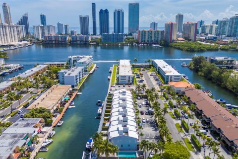Adosado en alquiler en North Miami Beach, Florida, 3 dormitorios, 151.8 m2 № 1895752 - foto 1