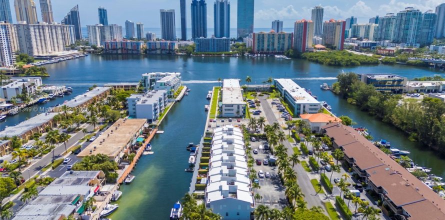 Adosado en North Miami Beach, Florida 3 dormitorios, 151.8 m2 № 1895752