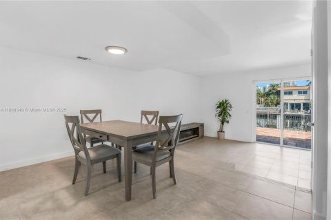 Adosado en alquiler en North Miami Beach, Florida, 3 dormitorios, 151.8 m2 № 1895752 - foto 23