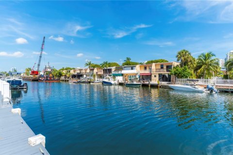 Adosado en alquiler en North Miami Beach, Florida, 3 dormitorios, 151.8 m2 № 1895752 - foto 2