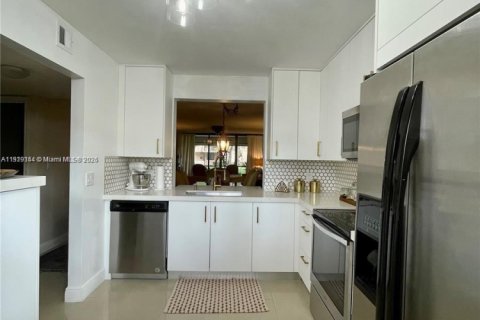 Condo in Plantation, Florida, 1 bedroom № 2082672 - photo 10