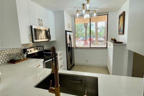 Condo in Plantation, Florida, 1 bedroom № 2082672 - photo 8