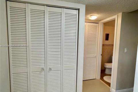Condo in Plantation, Florida, 1 bedroom № 2082672 - photo 17