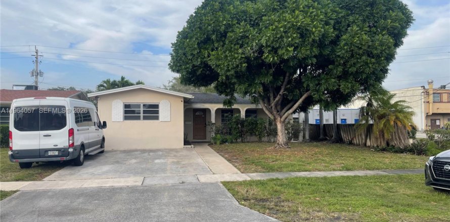 House in Hollywood, Florida 3 bedrooms, 170.38 sq.m. № 2026095