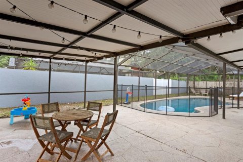 House in Temple Terrace, Florida 4 bedrooms, 199.37 sq.m. № 2284416 - photo 4