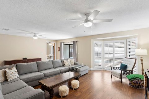 House in Temple Terrace, Florida 4 bedrooms, 199.37 sq.m. № 2284416 - photo 10
