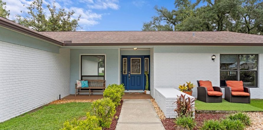 House in Temple Terrace, Florida 4 bedrooms, 199.37 sq.m. № 2284416