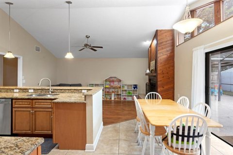 House in Temple Terrace, Florida 4 bedrooms, 199.37 sq.m. № 2284416 - photo 16