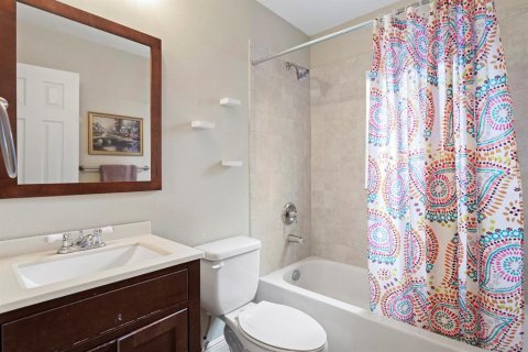 House in Temple Terrace, Florida 4 bedrooms, 199.37 sq.m. № 2284416 - photo 25