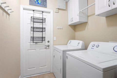 House in Temple Terrace, Florida 4 bedrooms, 199.37 sq.m. № 2284416 - photo 26