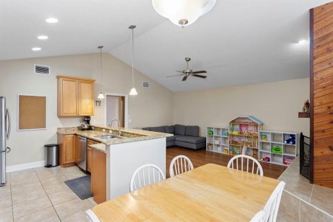 House in Temple Terrace, Florida 4 bedrooms, 199.37 sq.m. № 2284416 - photo 15