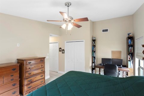 House in Temple Terrace, Florida 4 bedrooms, 199.37 sq.m. № 2284416 - photo 18