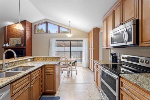 House in Temple Terrace, Florida 4 bedrooms, 199.37 sq.m. № 2284416 - photo 3