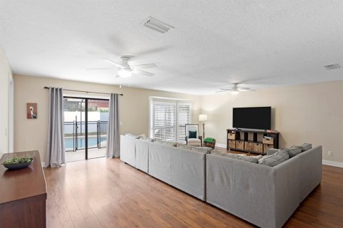 House in Temple Terrace, Florida 4 bedrooms, 199.37 sq.m. № 2284416 - photo 12