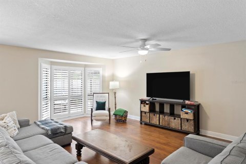 House in Temple Terrace, Florida 4 bedrooms, 199.37 sq.m. № 2284416 - photo 11