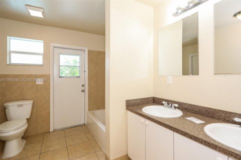 House in Lauderhill, Florida 3 bedrooms, 130.34 sq.m. № 2005110 - photo 14