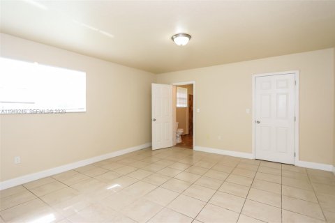 House in Lauderhill, Florida 3 bedrooms, 130.34 sq.m. № 2005110 - photo 10