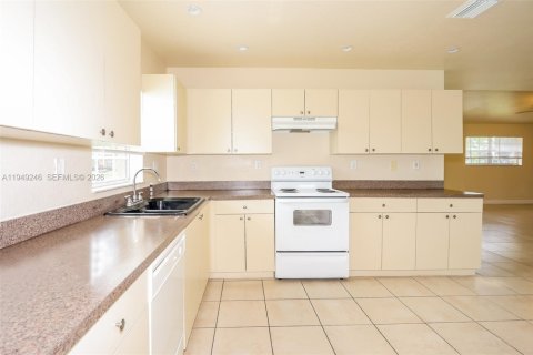 House in Lauderhill, Florida 3 bedrooms, 130.34 sq.m. № 2005110 - photo 7