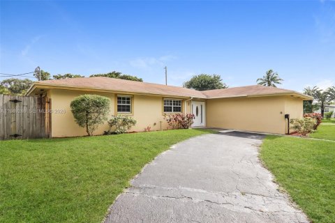 House in Lauderhill, Florida 3 bedrooms, 130.34 sq.m. № 2005110