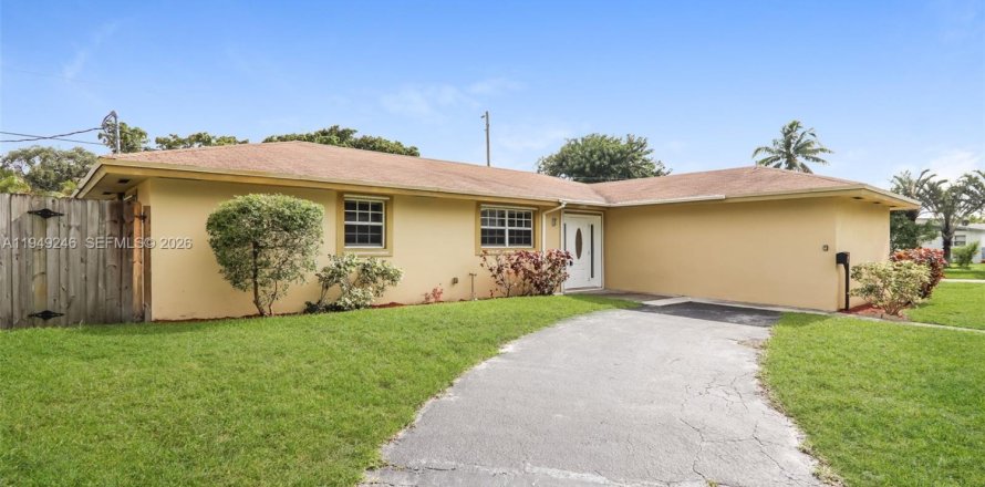 House in Lauderhill, Florida 3 bedrooms, 130.34 sq.m. № 2005110