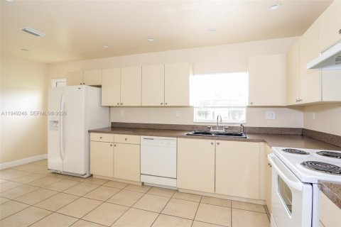 House in Lauderhill, Florida 3 bedrooms, 130.34 sq.m. № 2005110 - photo 6