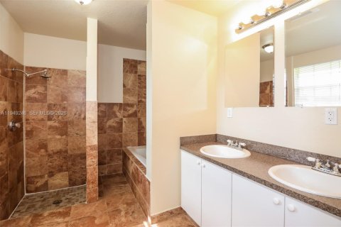 House in Lauderhill, Florida 3 bedrooms, 130.34 sq.m. № 2005110 - photo 13