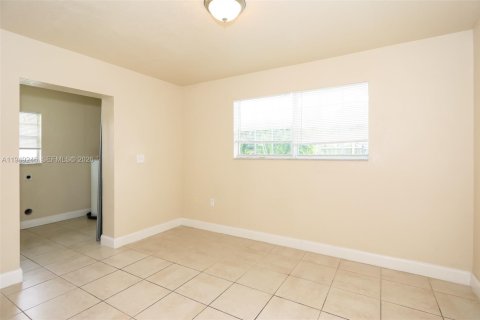 House in Lauderhill, Florida 3 bedrooms, 130.34 sq.m. № 2005110 - photo 4