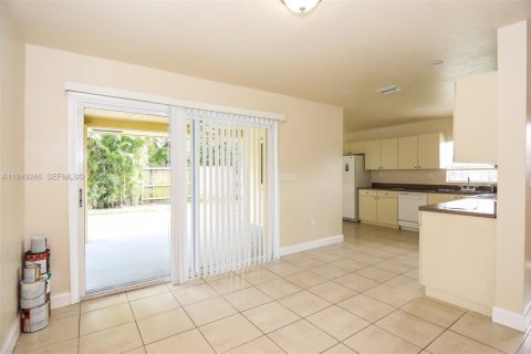 House in Lauderhill, Florida 3 bedrooms, 130.34 sq.m. № 2005110 - photo 5