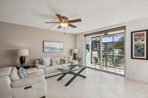 Condo in Pembroke Pines, Florida, 2 bedrooms  № 1699177 - photo 4