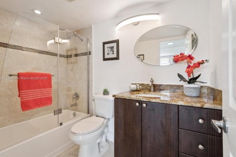 Condo in Pembroke Pines, Florida, 2 bedrooms  № 1699177 - photo 13