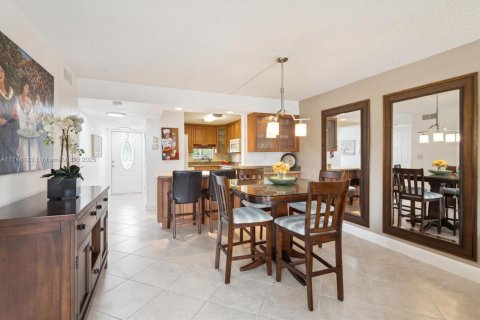 Condo in Pembroke Pines, Florida, 2 bedrooms  № 1699177 - photo 9